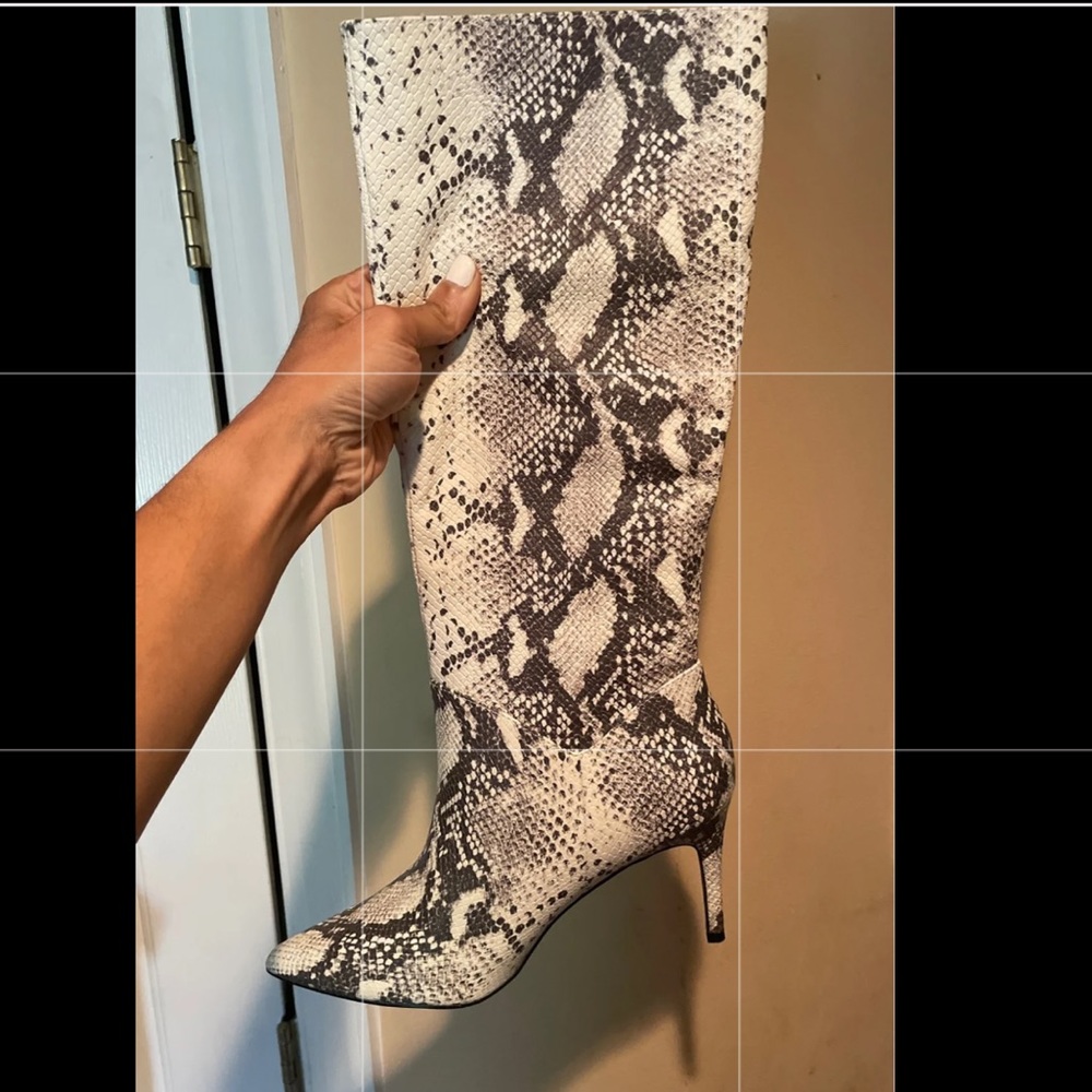 NIB Snake STEVE MADDEN Knee Boots Sz 10